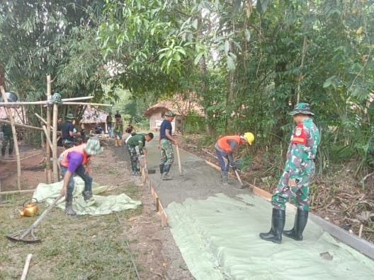 Satgas TMMD ke-126 Kejar Pengecoran Jalan Lingkungan Di Kampung Jreged, Bekasi