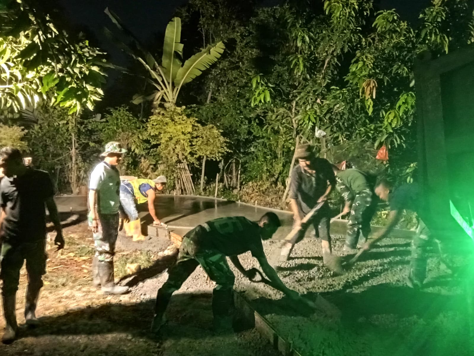 Satgas TMMD ke-126 Lembur Malam Kebut Pengecoran Jalan Di Kampung Jreged Desa Nagacipta