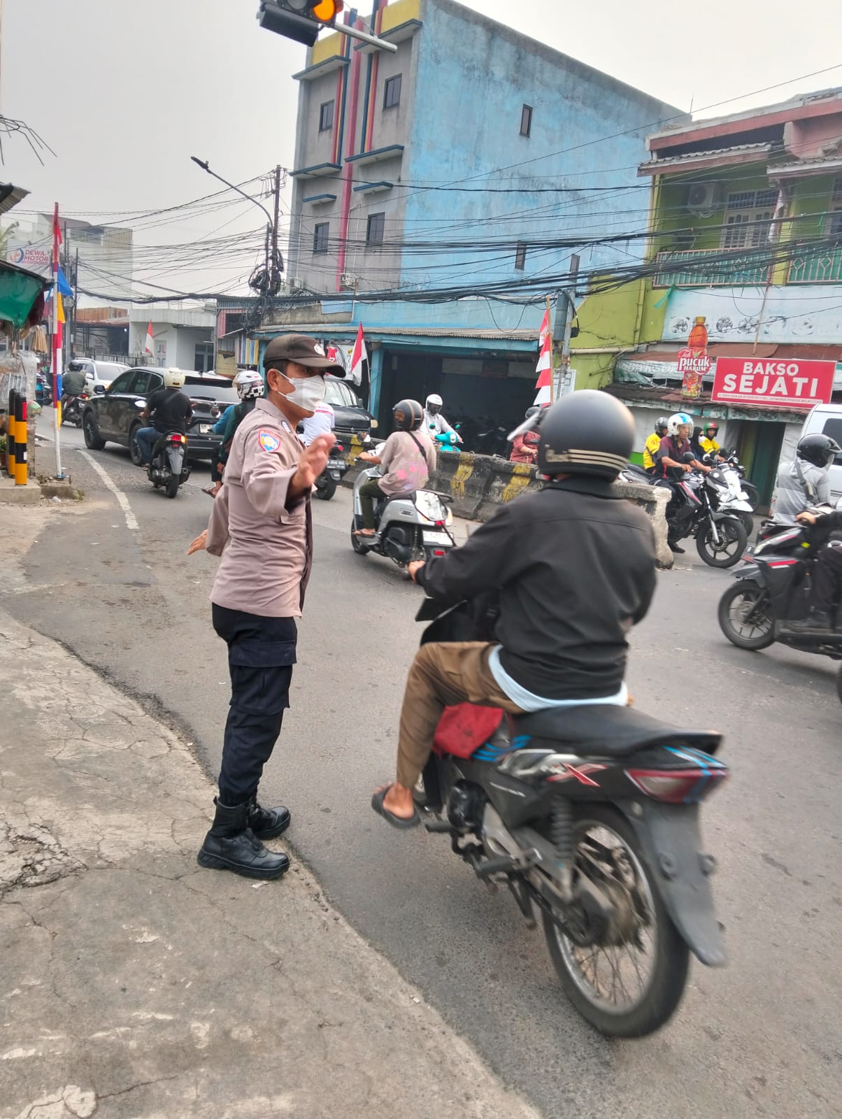 Polsek Pondok Gede Laksanakan Pengaturan Lalu Lintas Pagi Demi Kelancaran Aktivitas Warga