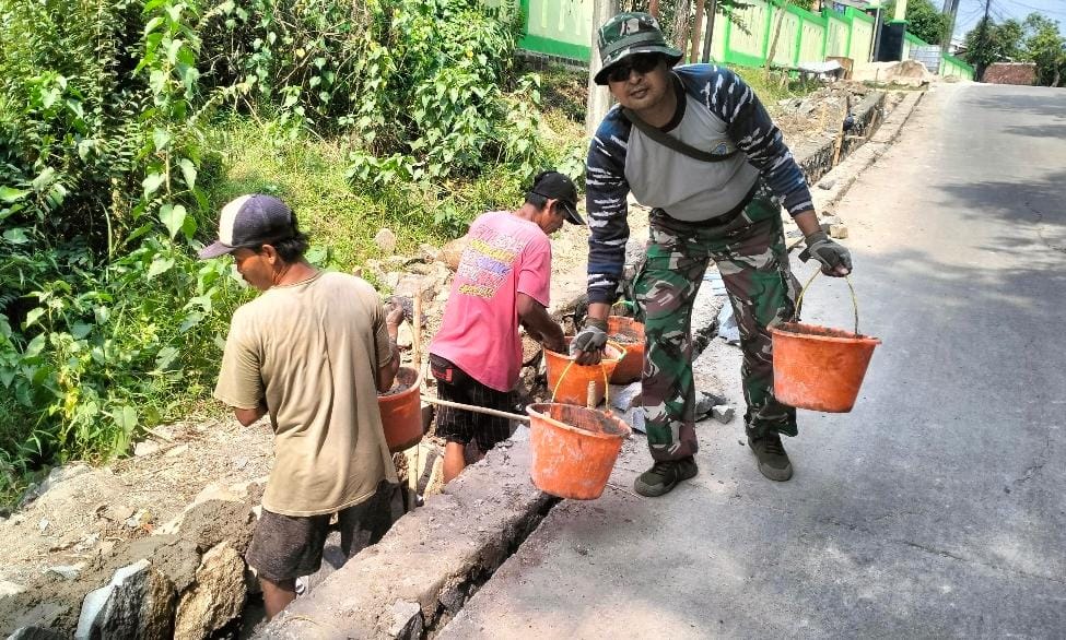 Satgas TMMD ke-126 Kodim 0509 Lanjutkan Pengerjaan Saluran Air Di Desa Nagacipta