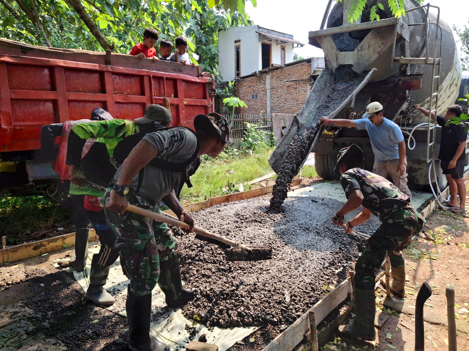 Satgas TMMD ke-126 Bangun Jalan Lingkungan Di Kampung Sawah Lamun, Warga Nagacipta Antusias Gotong Royong