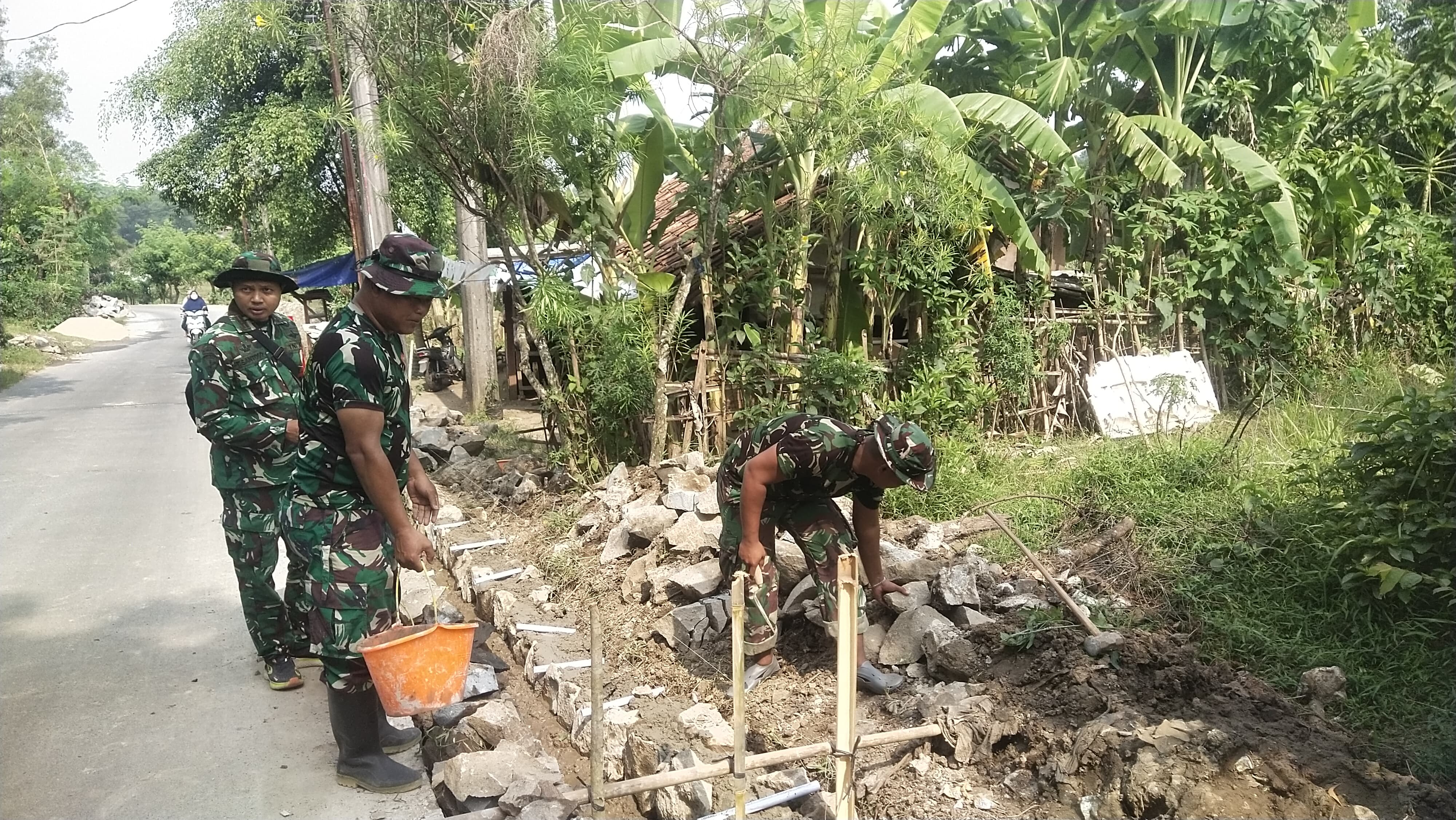 Satgas TMMD ke-126 Lanjutkan Sasaran ke-10 Pekerjaan Saluran Air Hari ke-7 Di Kampung Cempaka