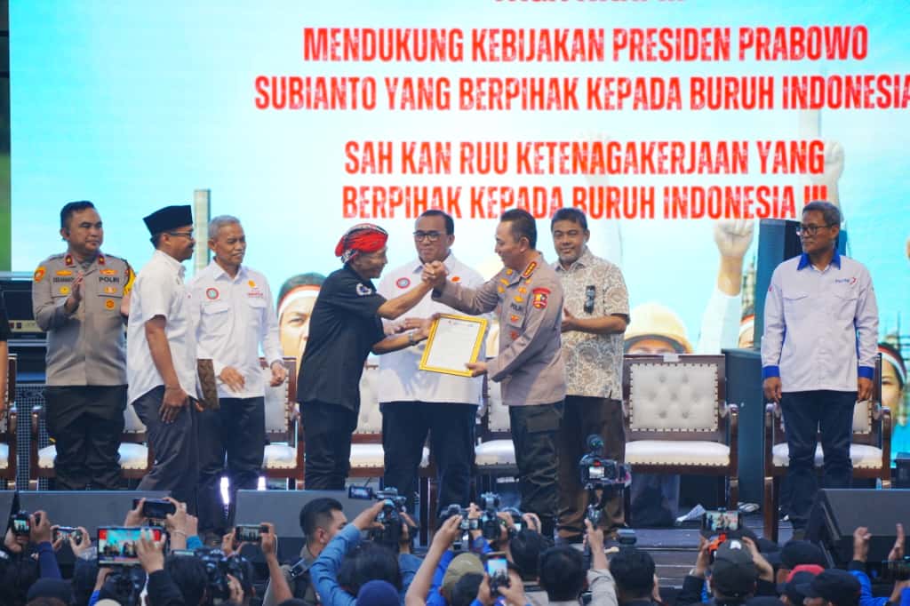 Kapolri Hadiri Acara Akbar Kebangsaan Buruh Indonesia, Buruh dan Polri Bersinergi Jaga Stabilitas Kamtibmas.