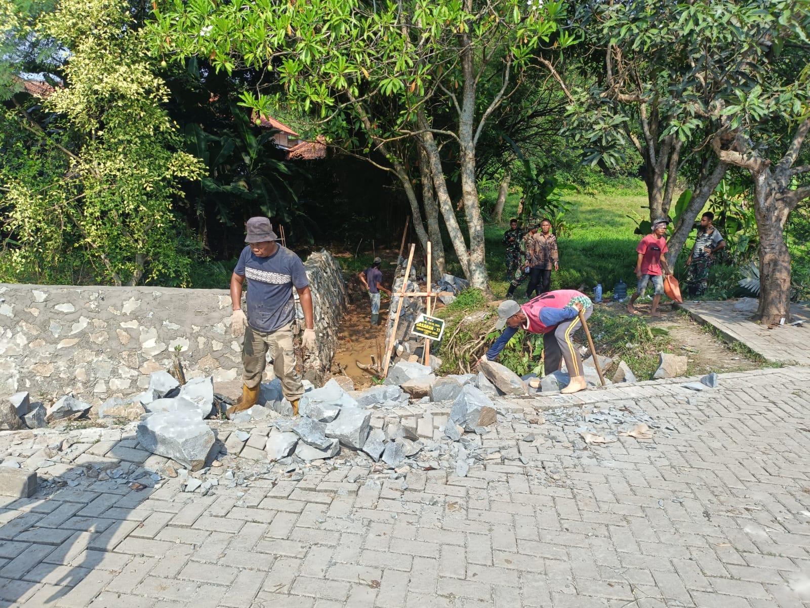Hari Ke-8 Satgas TMMD ke-126 Kodim 0509 Bekasi kebut Pembangunan Tanggul Penahan Tebing di Nagacipta