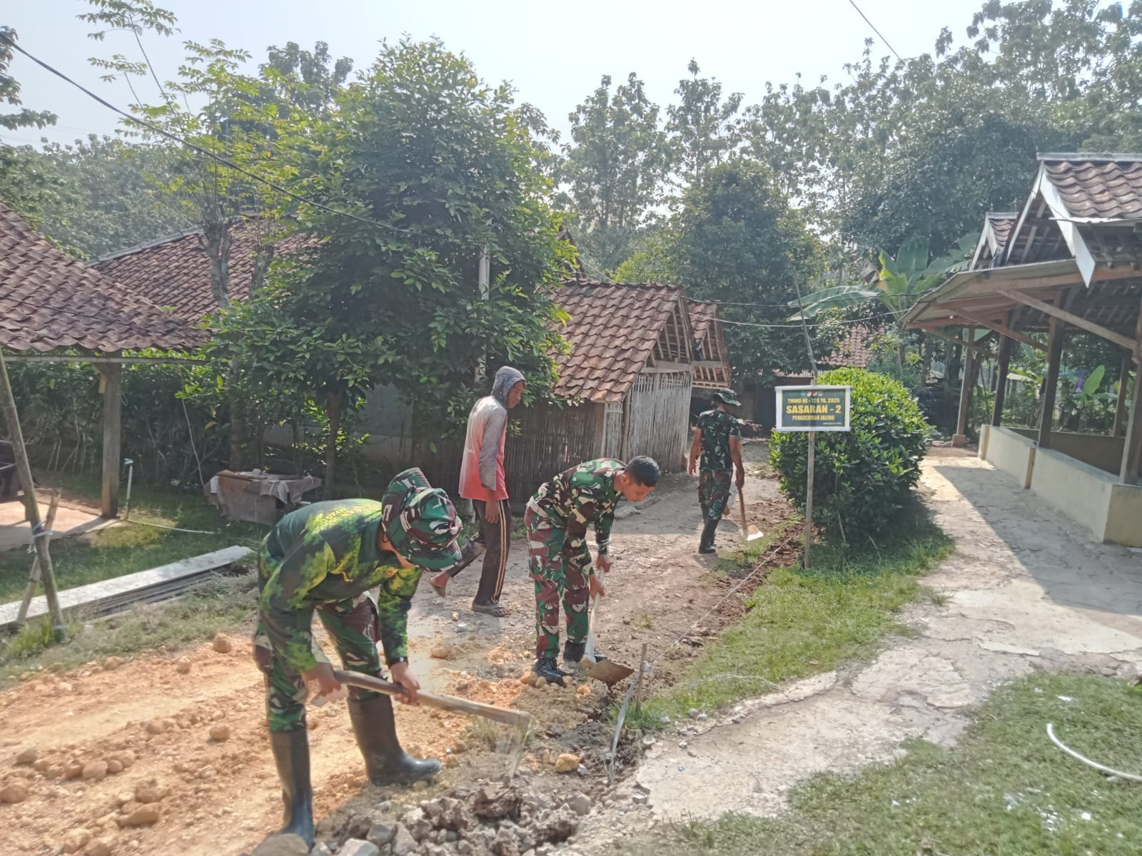 Hari ke-8 Satgas TMMD ke-126 Targetkan Pengerjaan Jalan Lingkungan Di Desa Nagacipta