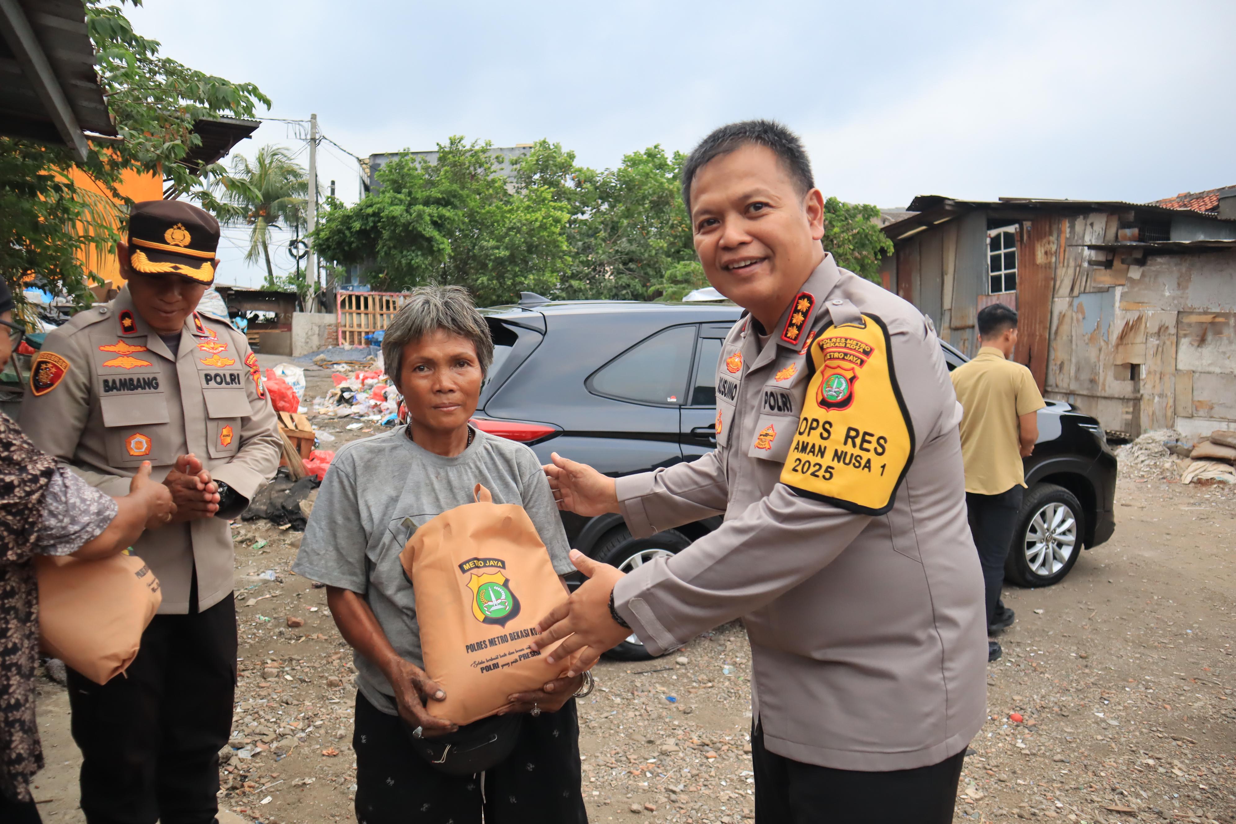 Polres Metro Bekasi Kota Gelar Bakti Kesehatan Dan Sosial di Slum Area Jatiwaringin