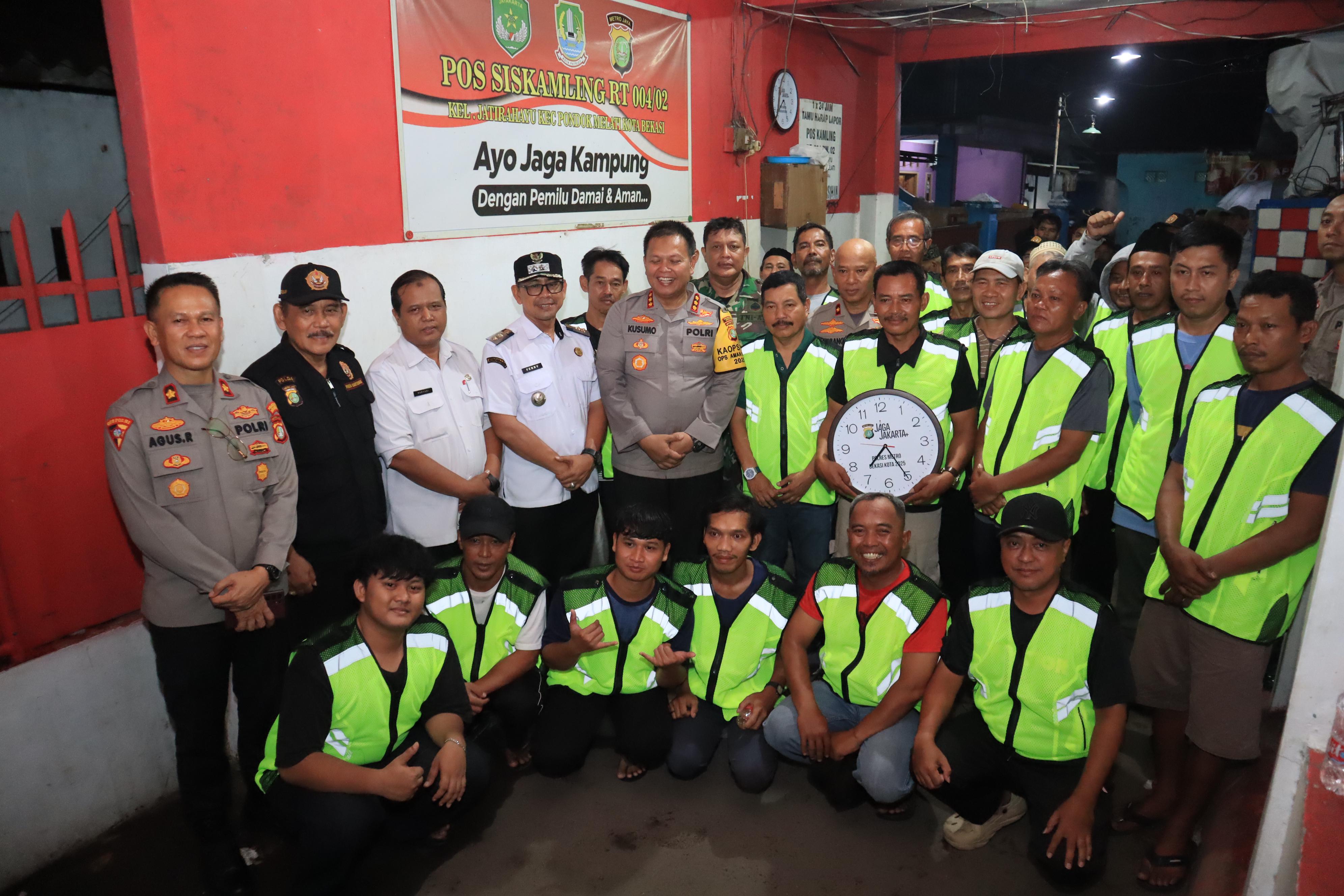 Kapolres Metro Bekasi Kota “Ngopi Kamtibmas”, Ajak Warga Jati Rahayu Hidupkan Satkamling