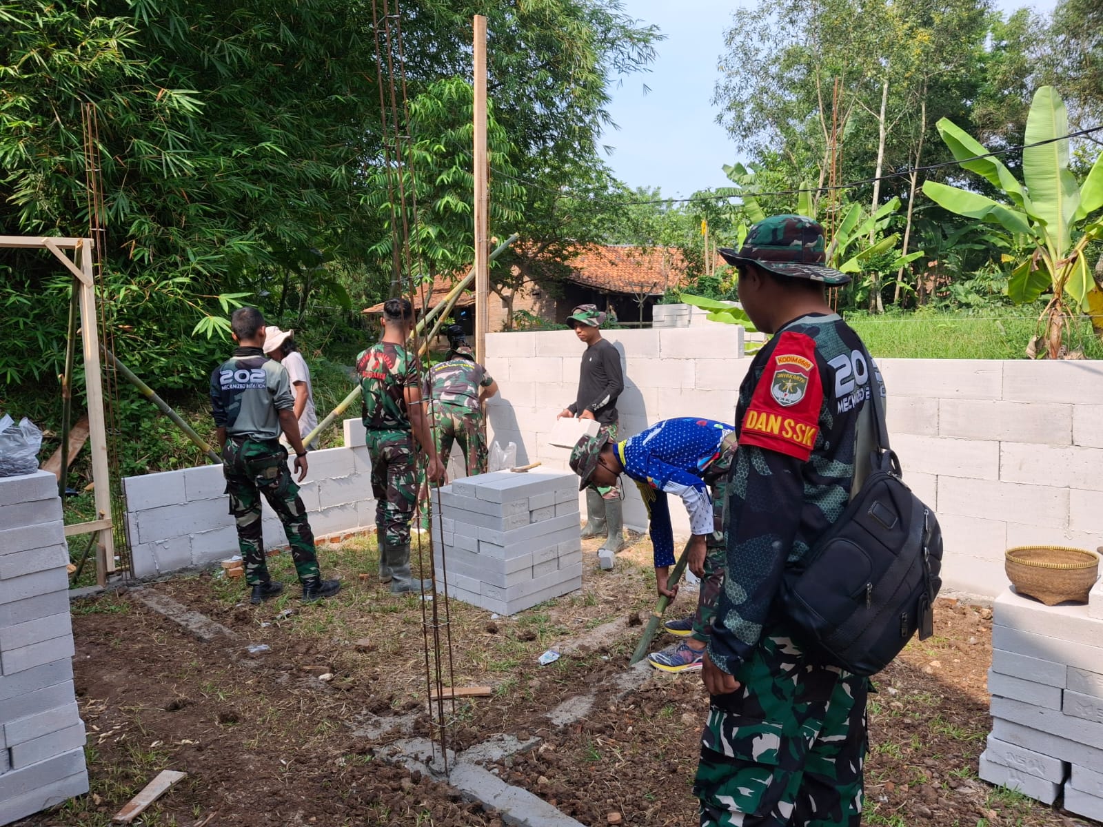TNI PRIMA  Satgas TMMD ke-126 Kodim 0509 Bekasi Bangun Rumah Warga Di Desa Nagacipta