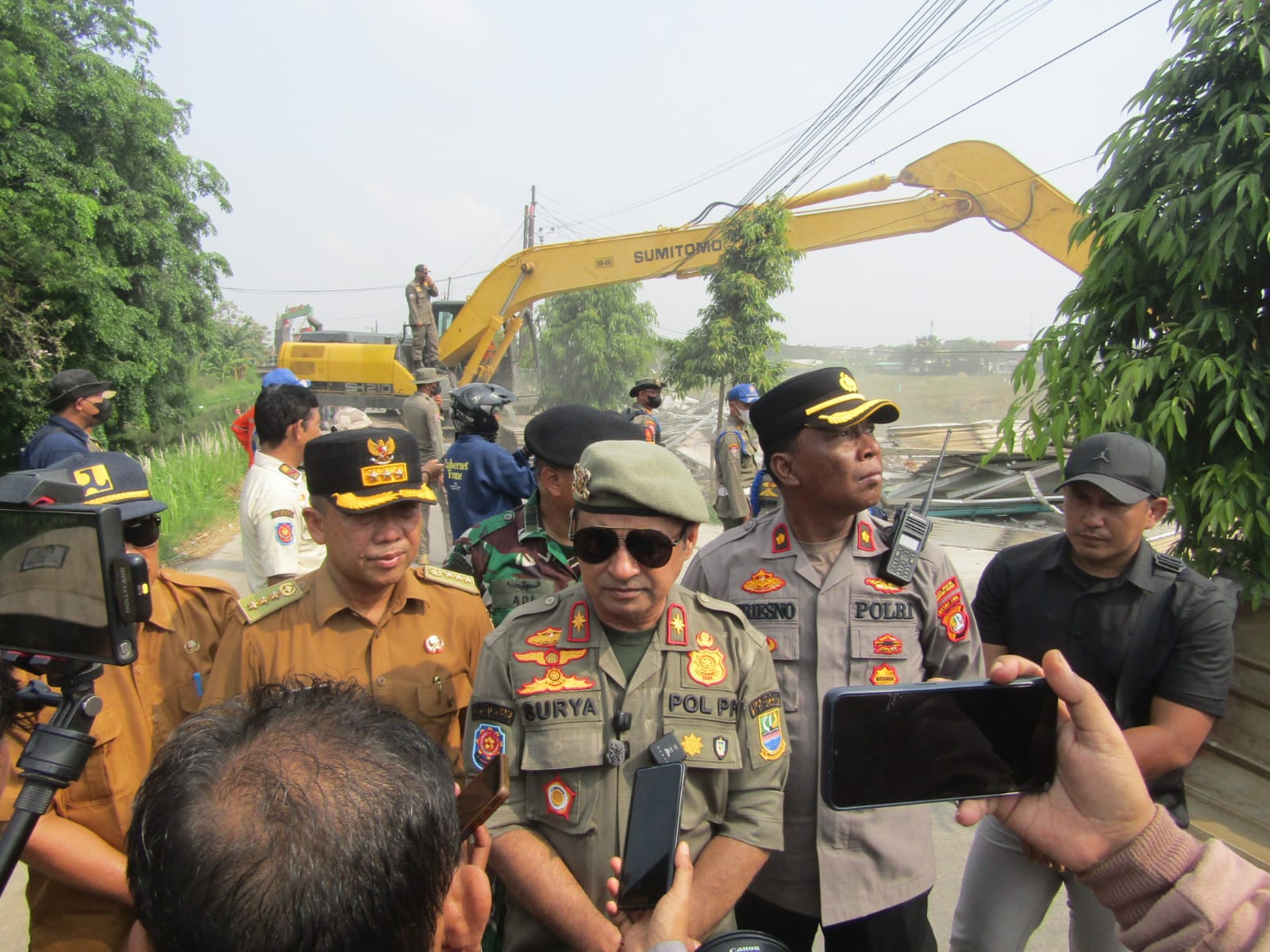 Kodim 0509 Dukung Pemkab Bekasi Tertibkan Ratusan Bangunan Liar Di Desa Karang Raharja