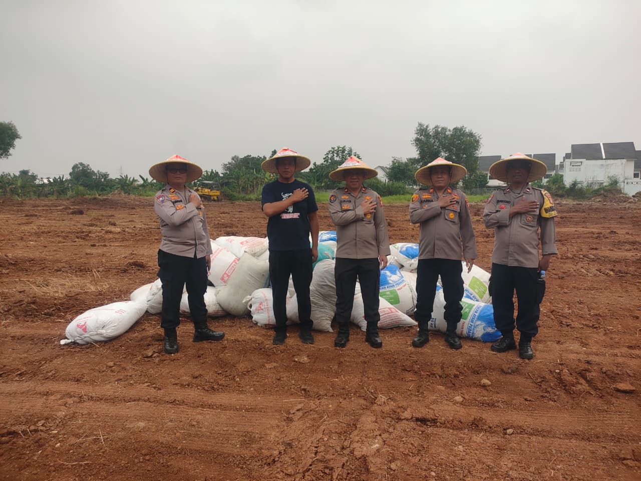 Kapolsek Bantar Gebang Pantau Pengolahan Lahan Jagung Untuk Ketahanan Pangan di Padurenan