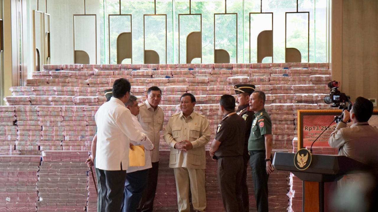 Presiden Prabowo Saksikan Kegiatan Kejagung RI Serahkan Uang Pengganti Kerugian Negara Rp13,2 Triliun Kepada Menkeu Perkara CPO Minyak Goreng Terdakwa Korporasi.