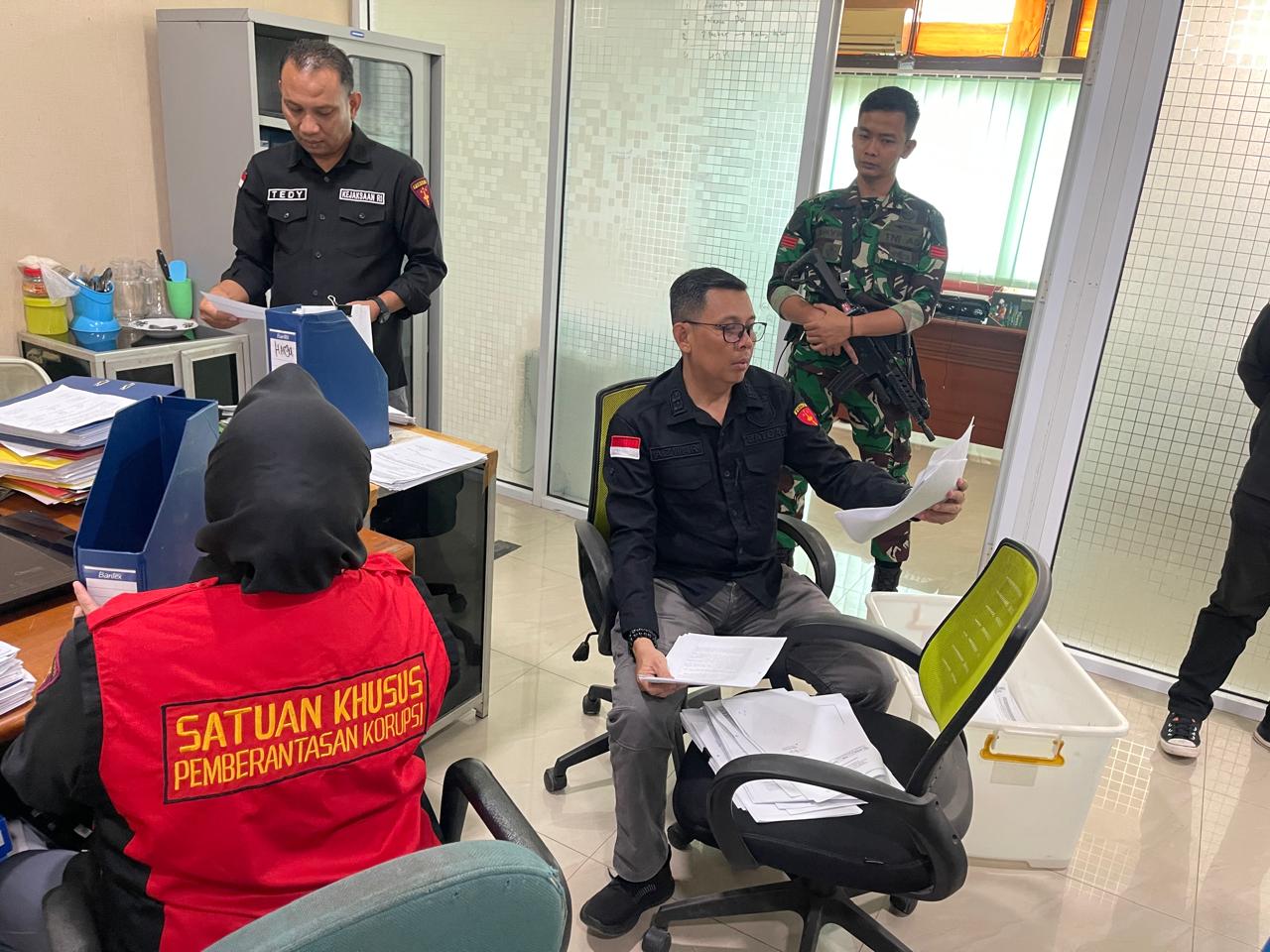 Kejati Sumsel Lakukan Penggeledahan 3 Lokasi Tempat Pendistribusian Semen Dalam Wilayah Prov. Sumsel Oleh Distributor PT. KMM Terkait Dugaan Korupsi.
