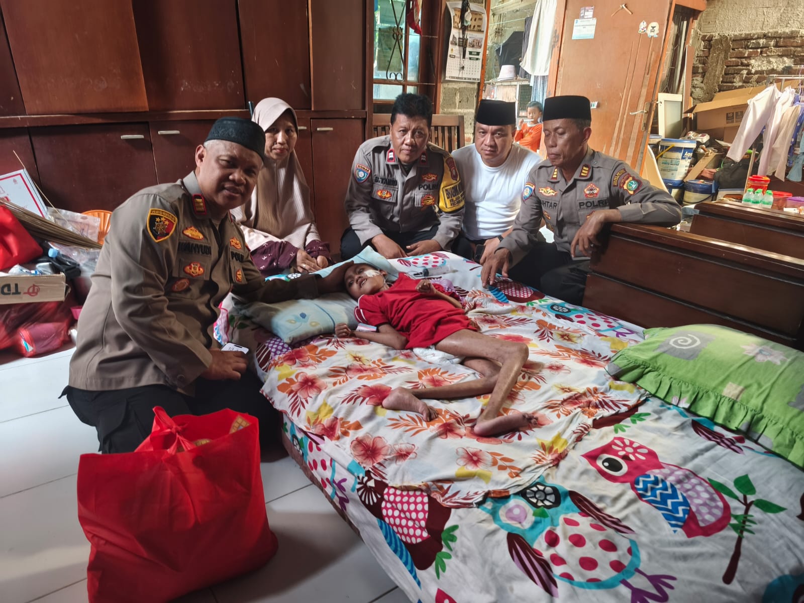 Empati Dan Kepedulian Kapolsek Bekasi Barat Kunjungi Jihan, Anak Disabilitas di Jakasampurna