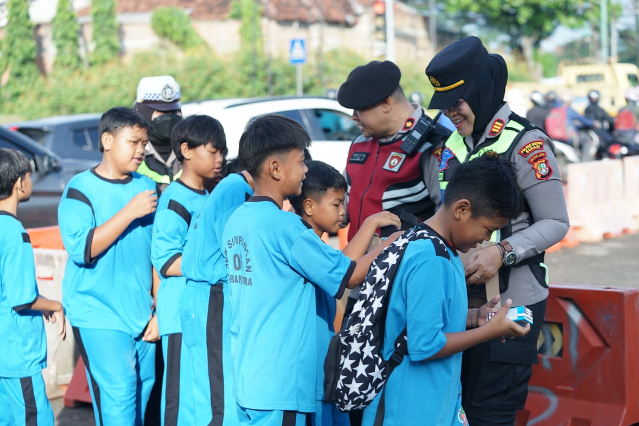 Kapolrestro Bekasi Turun Yanmas, Tertibkan Arus Pagi dayn Bagikan Susu Untuk Pelajar di TL Jurong