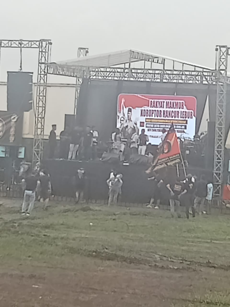 Peringatan Satu Tahun Pemerintahan Prabowo–Gibran. 🇮🇩  Slogan/Seruan Rakyat