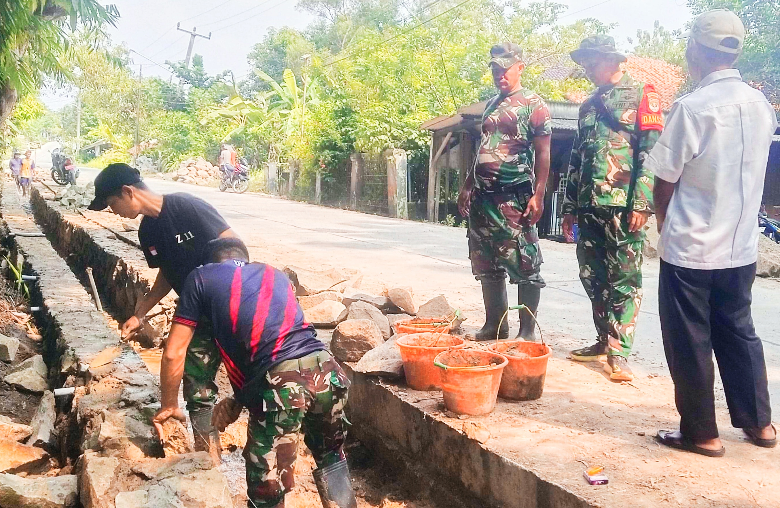 Satgas TMMD ke-126 Hari Ke-7 Lanjutkan sasaran Ke-9 Pengerjaan Saluran Air Di Kampung Cempaka