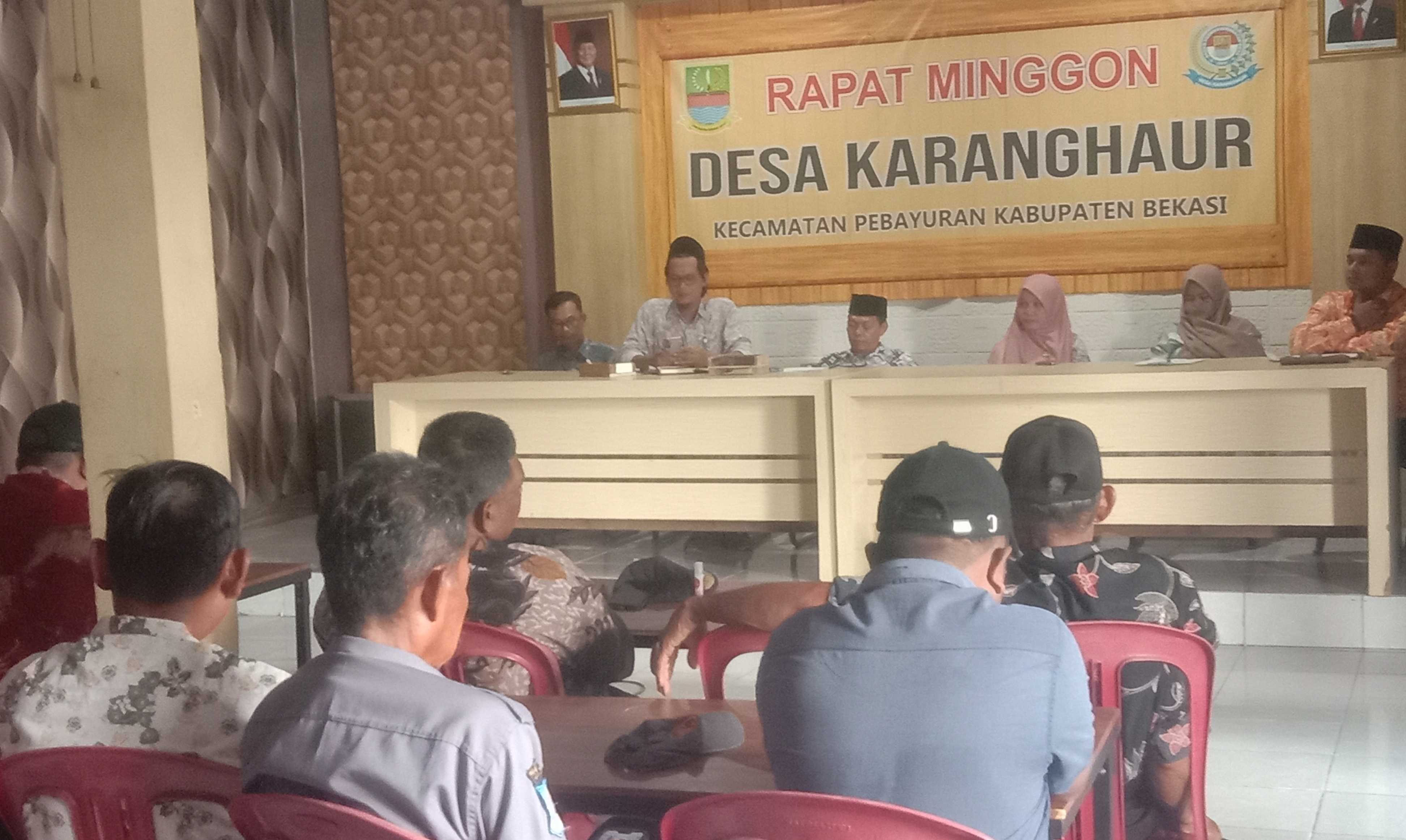 Kades Karanghaur Pimpin Rutinitas  Rapat Minggon, Bahas Program Dan Evaluasi Kinerja