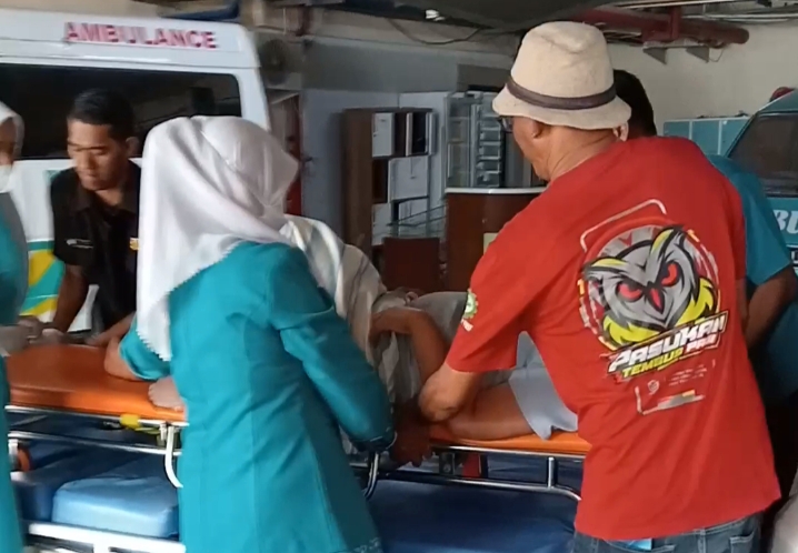 Tingkatkan Pelayanan Kesehatan Kepada Masyarakat…! Mobile Ambulance Desa Sukakerta Gerak Cepat Bawa Warga Yang Akan Melahirkan ke RS
