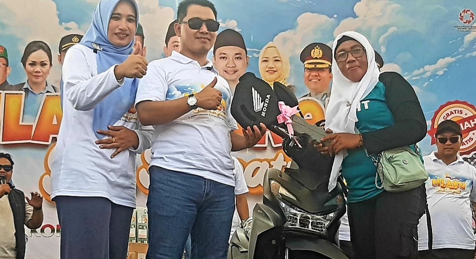Ribuan Warga Mojokerto Ikuti “Mlaku Bareng Gus Bupati” di Stadion Gajah Mada