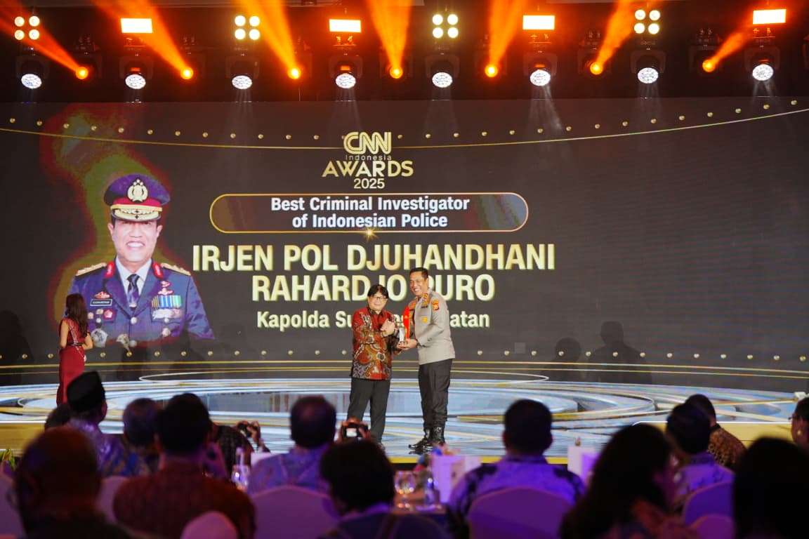 Kapolda Sulsel Terima Penghargaan Bergengsi CNN Indonesia Awards 2025