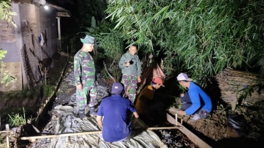 Satgas Tak Kenal Lelah, Malam Hari Dikebut Demi Perbaikan Jalan Lingkungan Di Serang Baru