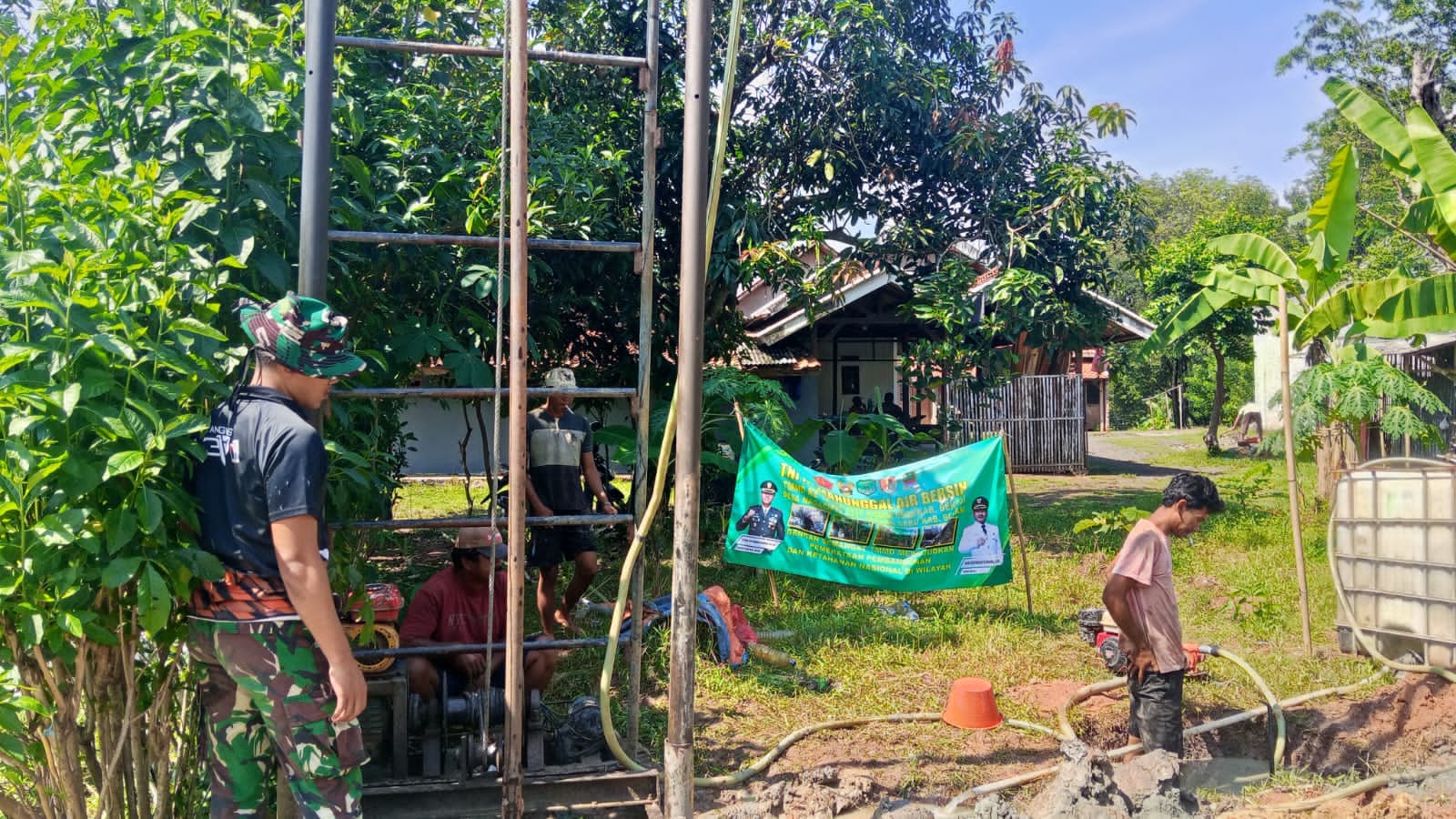 Demi Air Bersih, Satgas TMMD ke-126 Bor Sumur Di Kampung Cempaka Pojok