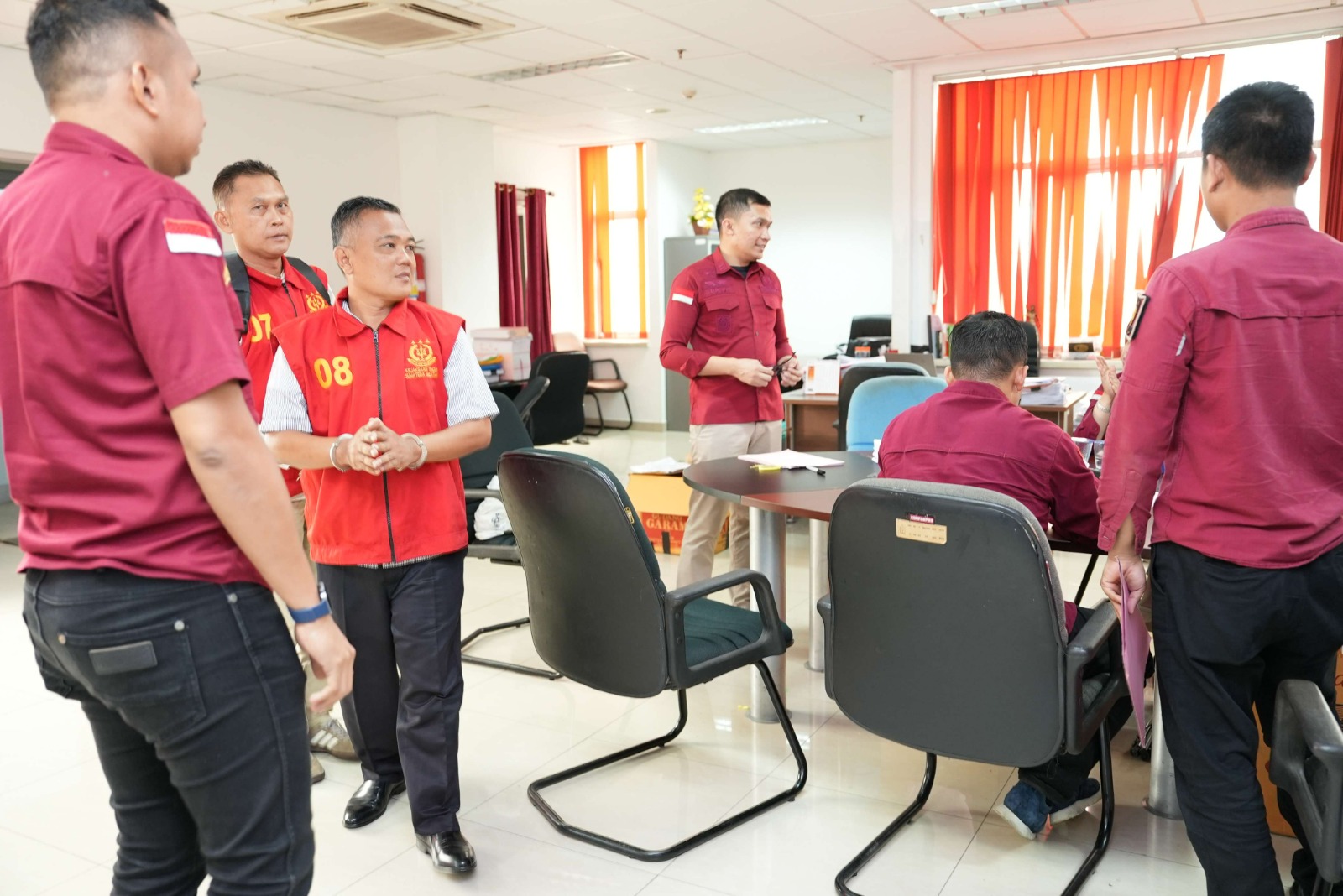 Kejati Sumsel Lakukan Penyerahan Tersangka dan Barang Bukti Tahap II, Perkara Dugaan Tindak Pidana Korupsi Oknum Jaksa Gadungan ke JPU.