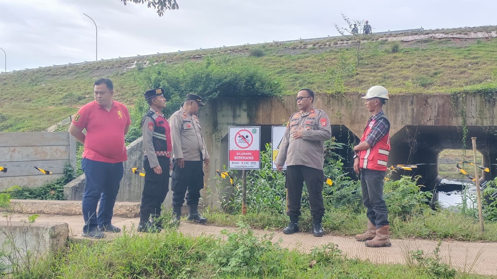 Dalam Menjaga Keselamatan Masyarakat, Kapolsek Serang Baru Lakukan Pengecekan Rambu di Area Proyek Japeksel