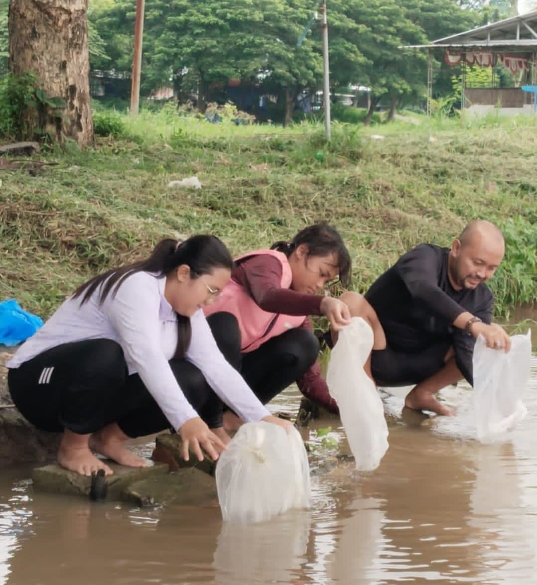Mantab, Dua Atlet Berprestasi Sky Air Kab Mojokerto Tebar Ribuan Bibit Ikan Di Sungai Brantas