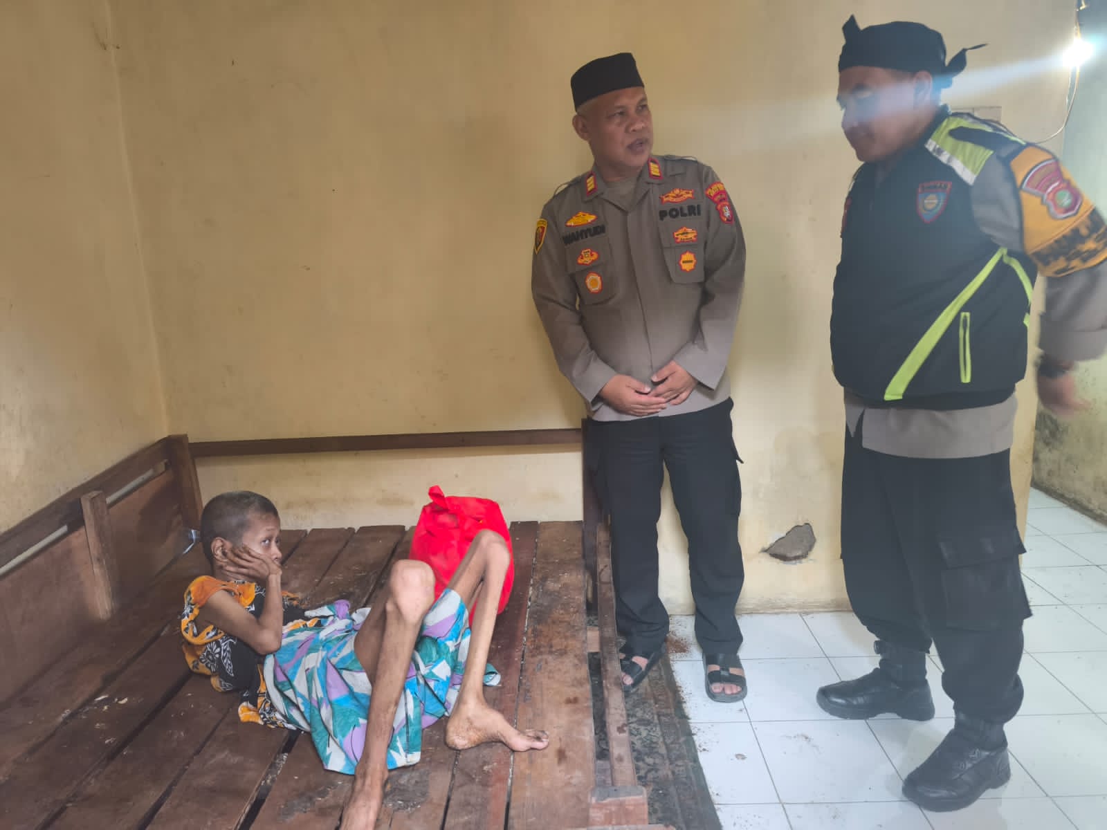 Kapolsek Bekasi Barat Berkoordinasi Dengan Dinas Sosial Untuk Bantu Warga Lumpuh Layu