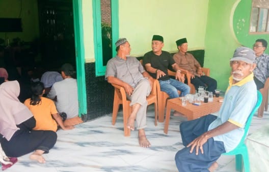 Kades Kertajaya Bertakziah ke Warga Berduka di Kampung Teko