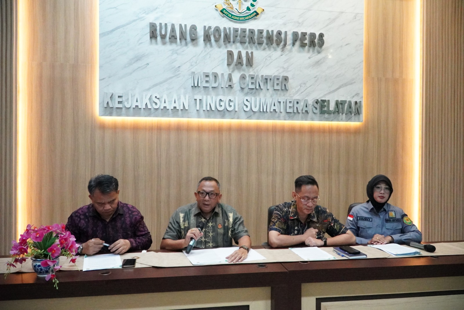 Kejati Sumsel Menetapkan dan Menahan 7 Orang Tersangka Dugaan Korupsi Pemberian KUR Mikro dan Pengelolaan Aset KAS Khasanah Kab Muara Enim.