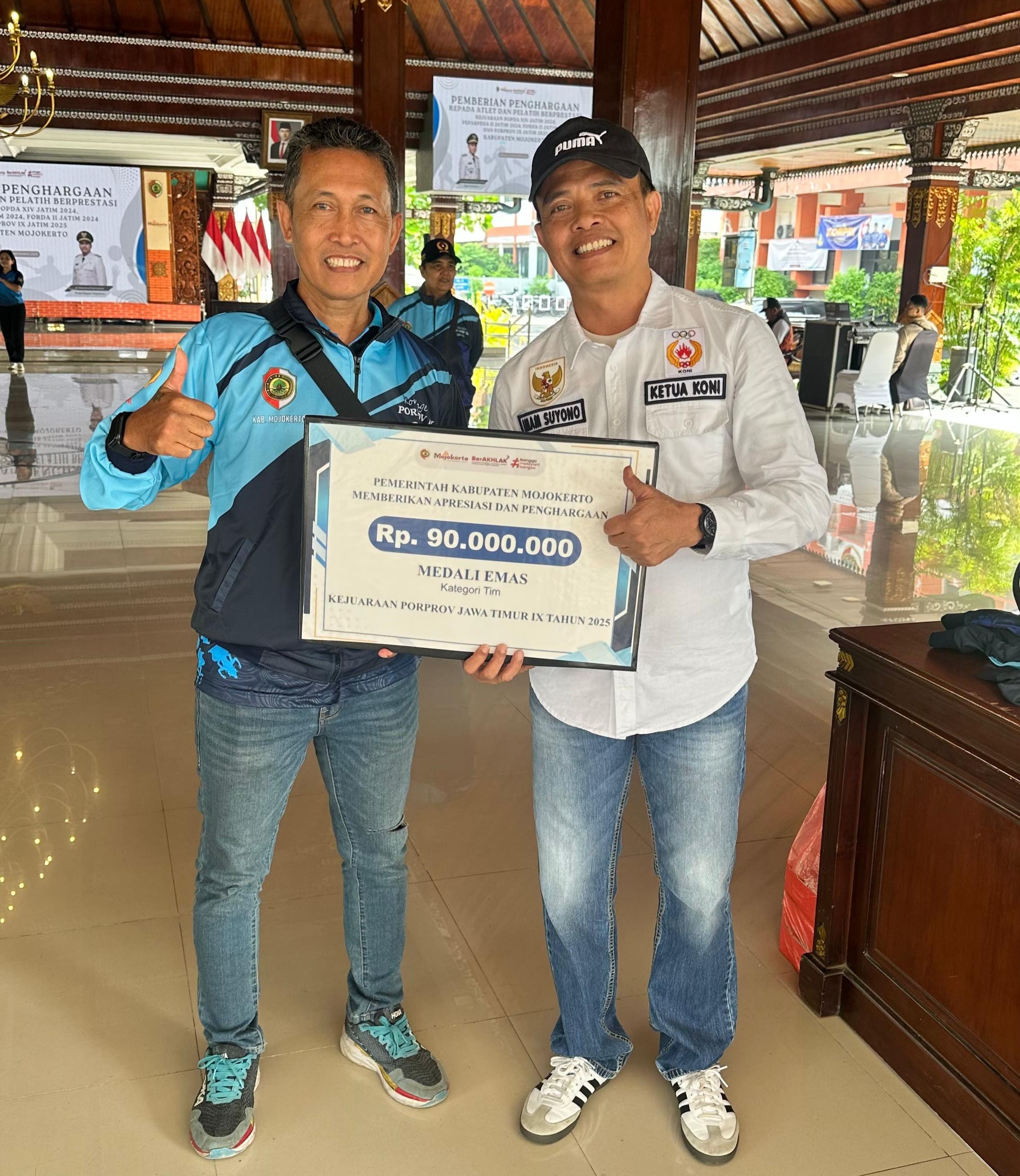 Penyerahan Bonus, Atlet Kicboxing Ucapkan Terima Kasih kepada Bupati Mojokerto