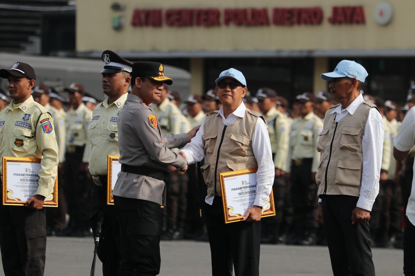 Kapolda Metro Jaya Berikan Penghargaan Kepada Satpam Dan Satkamling Berprestasi