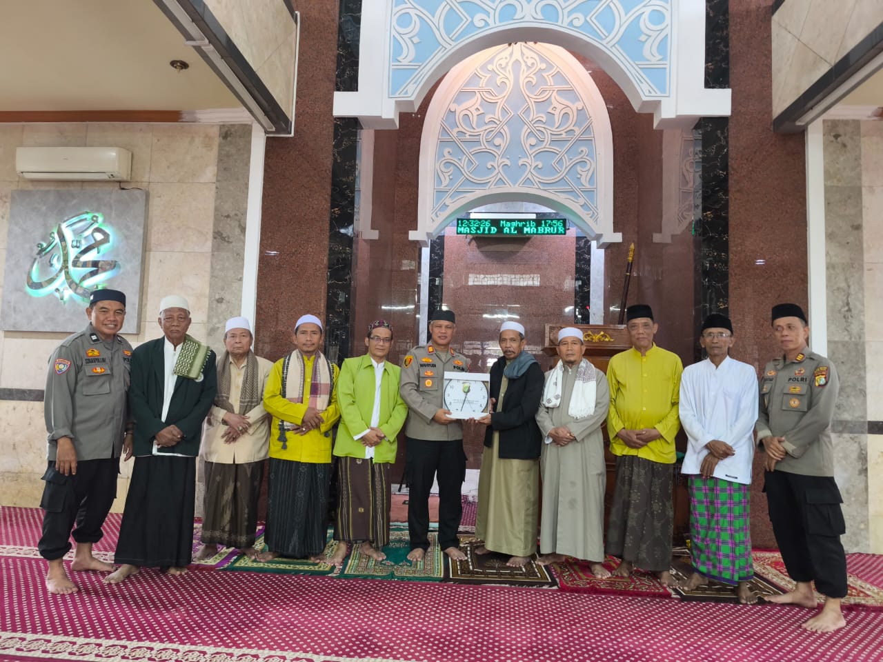 Ajak Warga Cegah Tawuran, Kapolsek Bekasi Barat Sampaikan Pesan Pada Kegiatan Jum’at Keliling