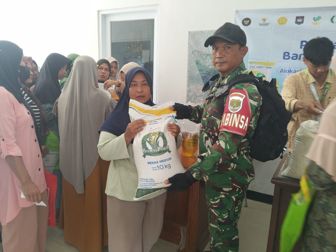 Berjalan Dengan Aman,Tertib dan Lancar Babinsa Desa Sukakerta Koramil 10/Sukatani Lakukan Monitoring, Penyaluran Beras dan Minyak kepada Masyarakat 