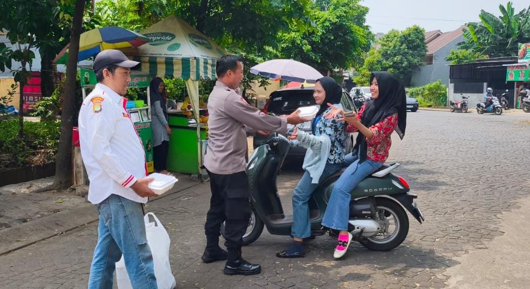 Bhabinkamtibmas Dan Warga Bagikan Nasi Kotak Untuk Pengguna Jalan