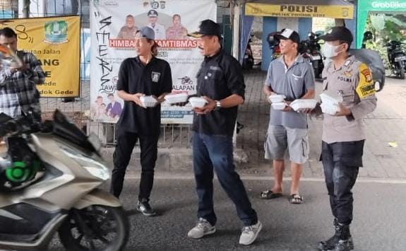 Sinergi Polisi Dan Pemuda, 100 Nasi Kotak Dibagikan di Bundaran JORR Jatiwarna Dalam ‘Jumat Berkah’