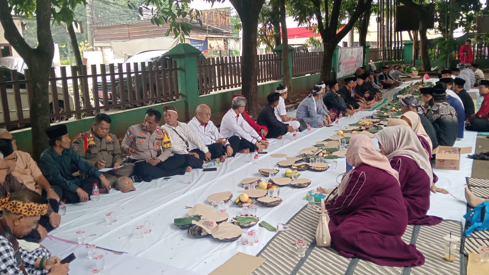 Hormati Tradisi Leluhur, Polisi Jatisampurna Hadiri Sedekah Bumi Kranggan Dan Ingatkan Warga Jaga Kamtibmas