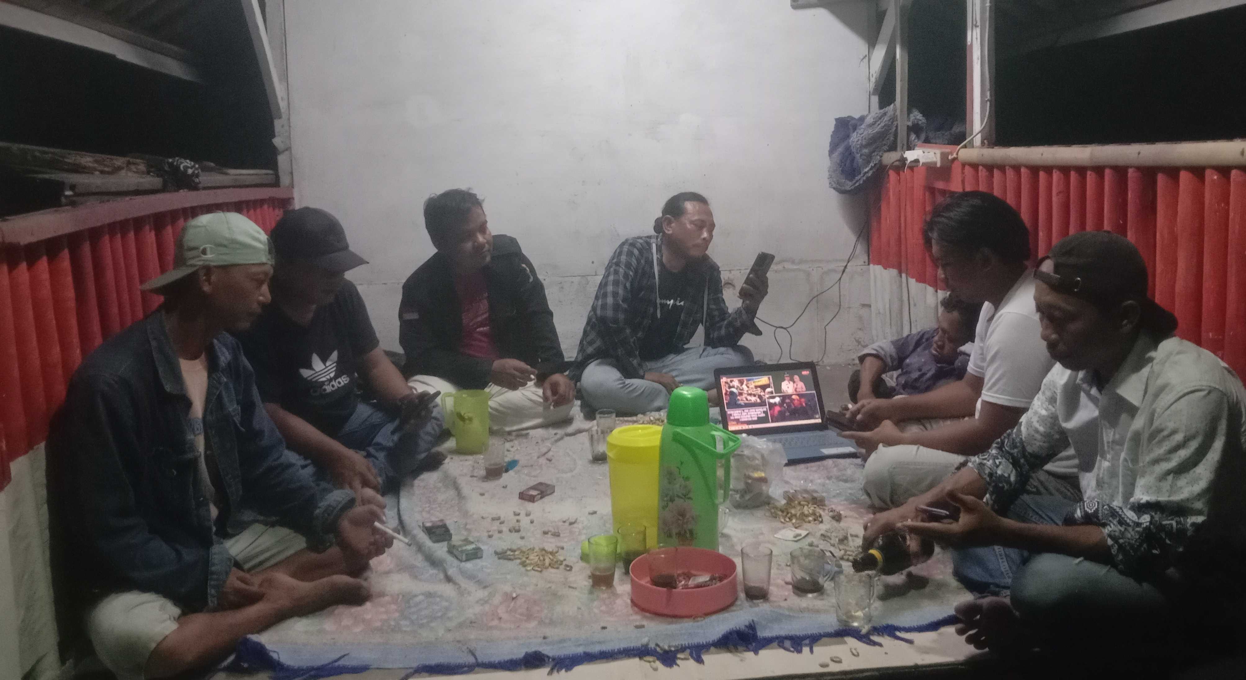 Warga Kampung Teko Tengah Rutinitas Siaga Malam Di Pos Banter Jaga Kampung Sekaligus Jaga Kopi!