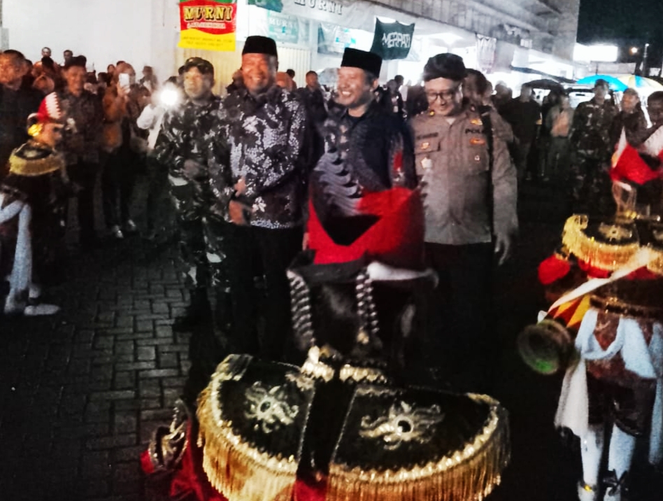Pagelaran Wayang Kulit Di Pasar Rakyat Ngunut Hut Yang Ke-820 Tahun