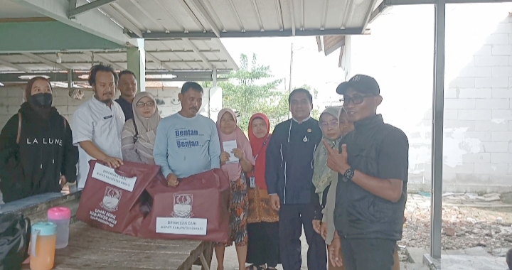 Ketua RT 03 Desa Sukakerta Ucapkan Terimakasih Kepada Bupati Bekasi Melalui Kadinsos Berikan Sembako Kepada Warga Penyandang Disabilitas 