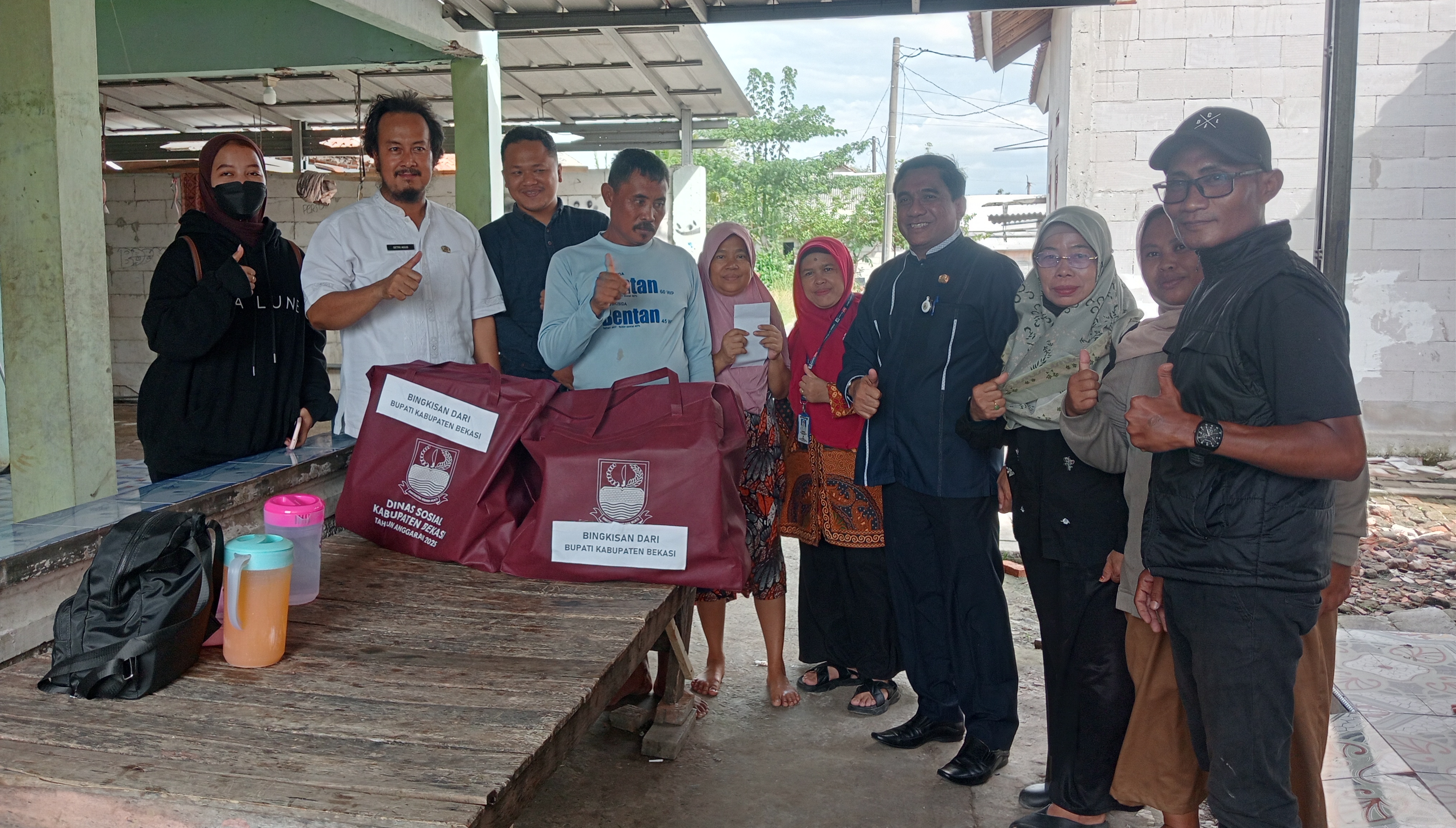 Ketua RT 03 Desa Sukakerta Ucapkan Terimakasih Kepada Bupati Bekasi Melalui Kadinsos Berikan Sembako Kepada Warga Penyandang Disabilitas 