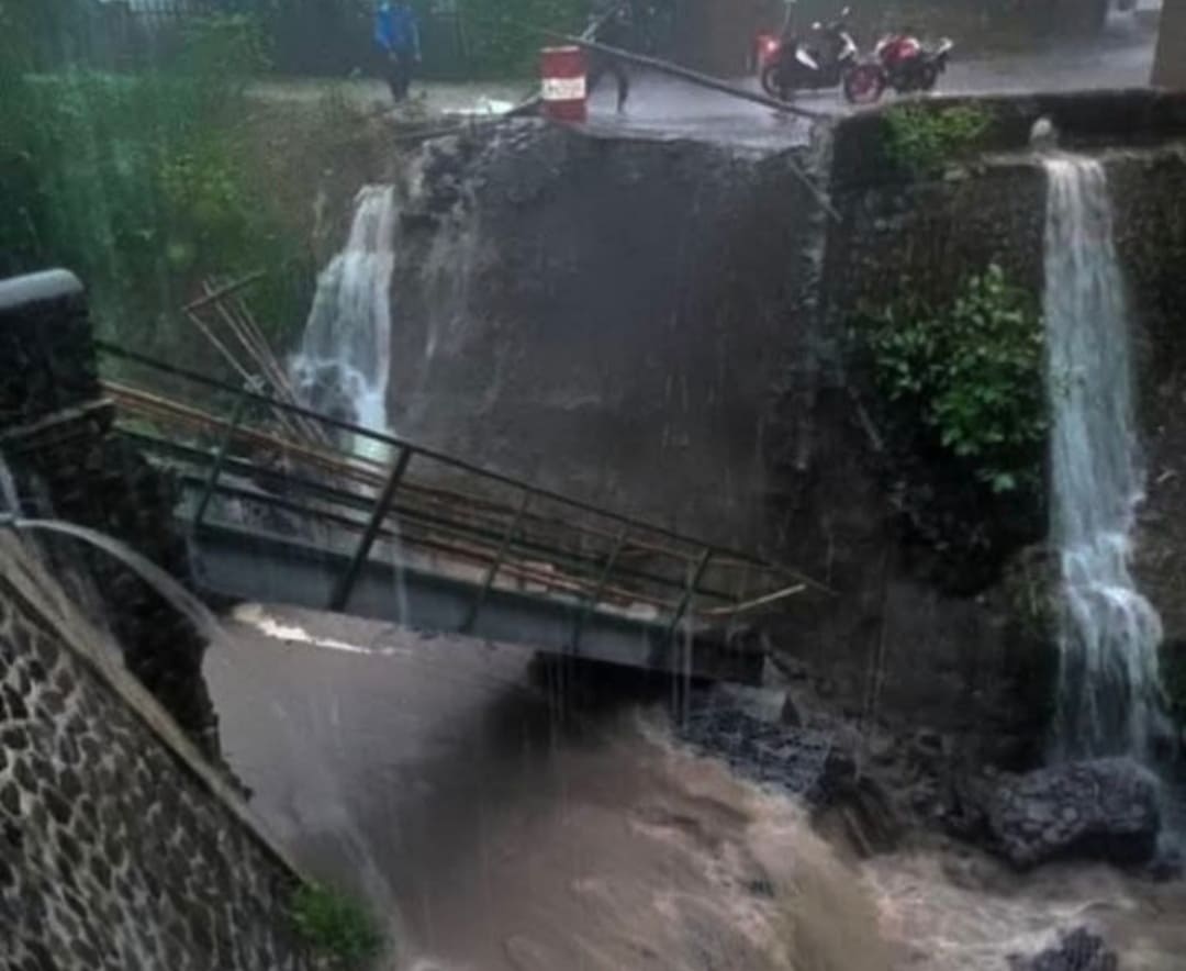 Belum Genap Setahun Jembatan Darurat Desa Wonodadi Ambrol.