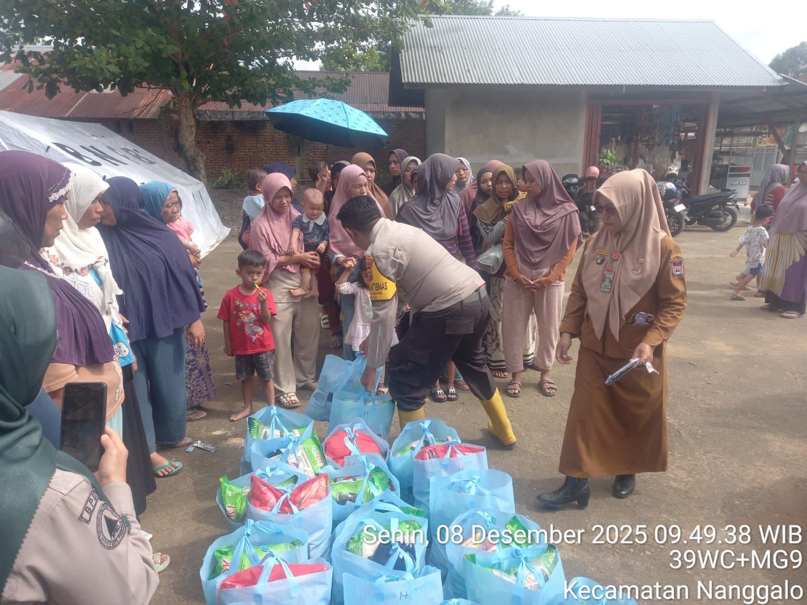 Polda Sumbar Salurkan Bantuan Untuk Ibu Dan Balita Terdampak Banjir Bandang di Nanggalo