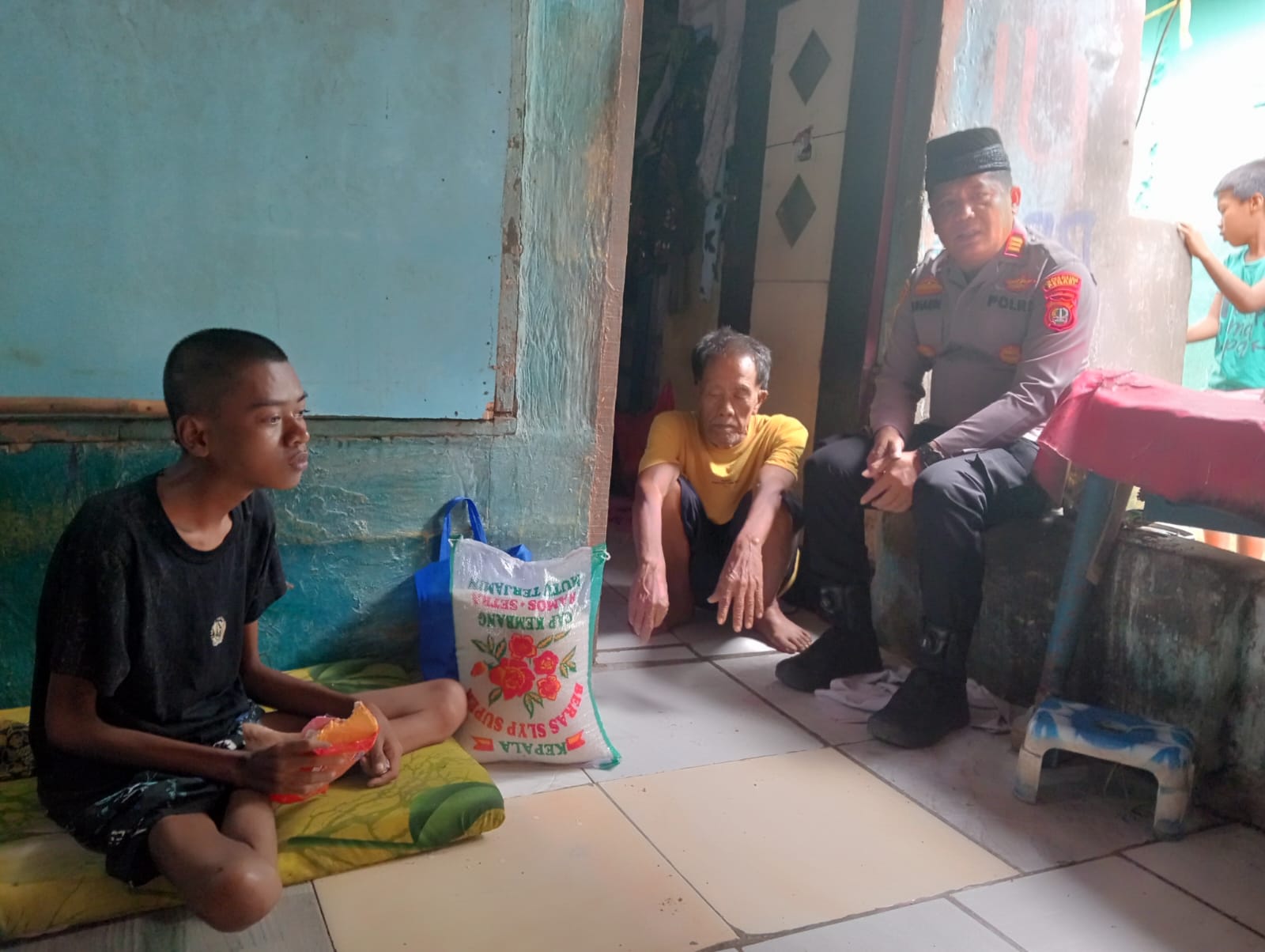 Jumat Berkah Penuh Makna Kapolsek Pebayuran Berikan Bantuan Pada Warga Desa Bantarjaya Yang Kurang Mampu