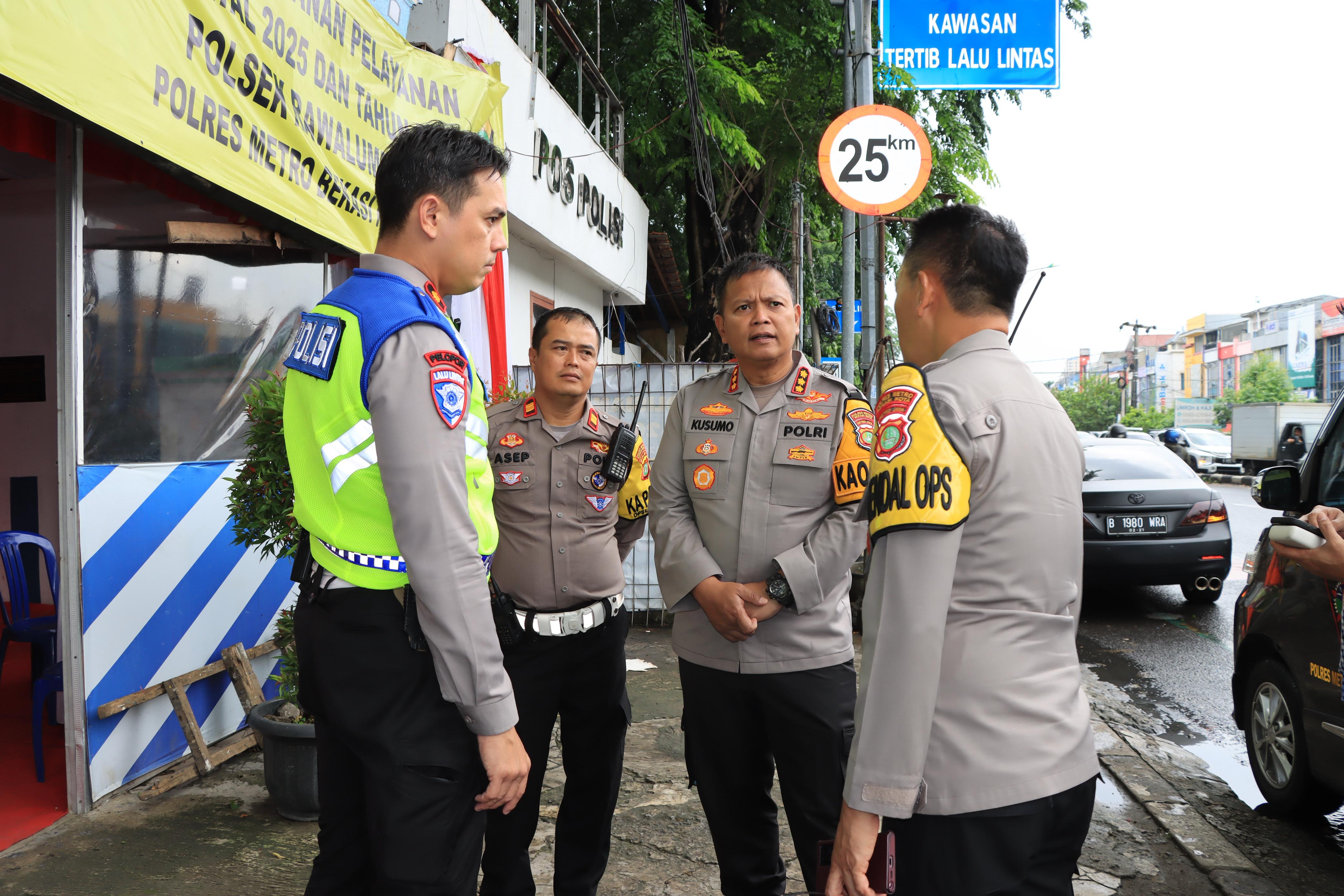 Cek Kesiapan Operasi Lilin Jaya 2025, Kapolres Metro Bekasi Kota Tinjau Pos Pengaman Nataru Bekasi Timur