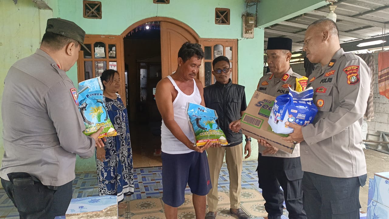 Peduli Dengan Masyarakat,Kapolsek Tambelang Berikan Sembako