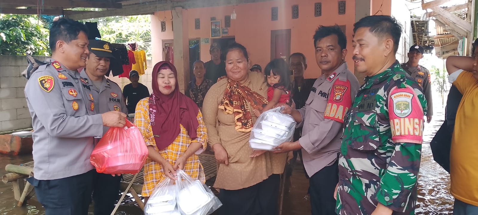 Saat Banjir Melanda Kehadiran Kapolsek Pebayuran Menjadi Harapan Warga Kampung Pisang Batu