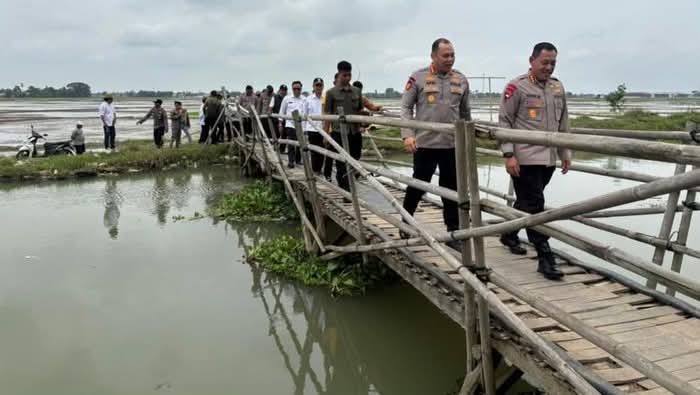 Brimob Polda Metro Jaya Kawal Pembangunan Jembatan di Pebayuran Bekasi